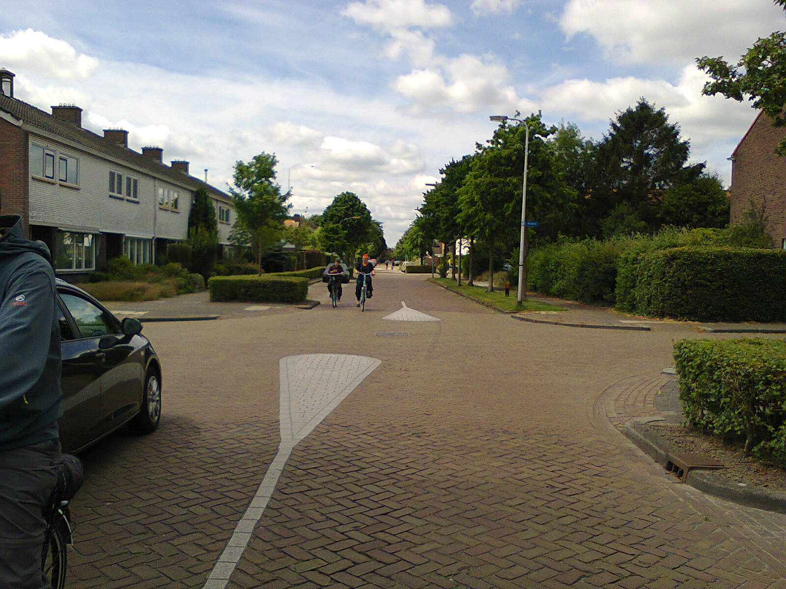 Staggered junction created using alternated parking