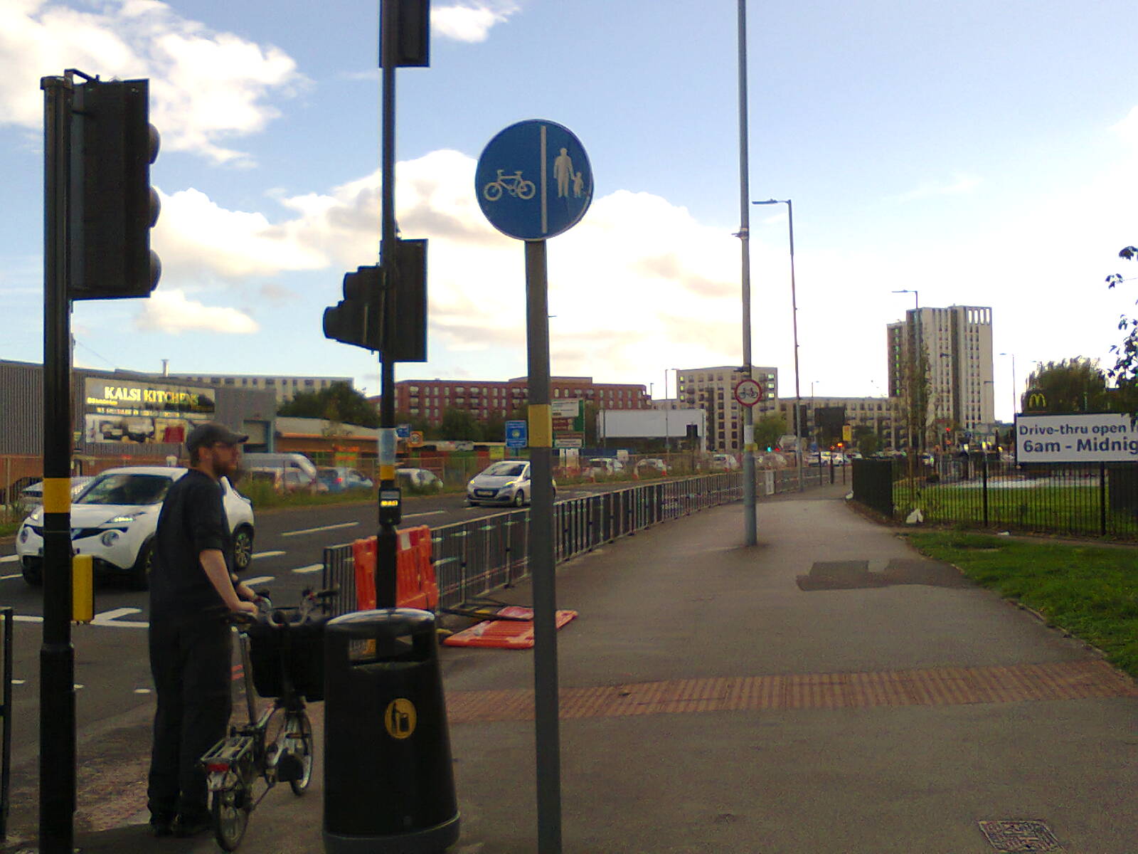 Conflicting signs at the end of the A34 cycle route