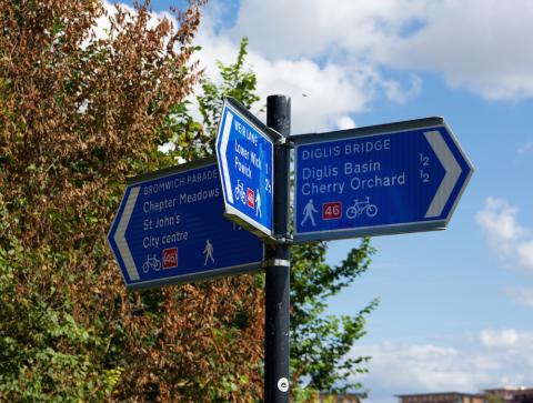 A sign next to Diglis Bridge