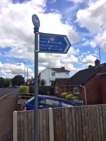 A sign on Bromwich Road (A449) pointing to Diglis Bridge