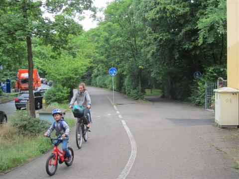 Woman and child cycling in Erlangen