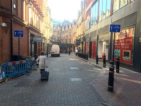 Contra flow cycle signs on Cannon Street