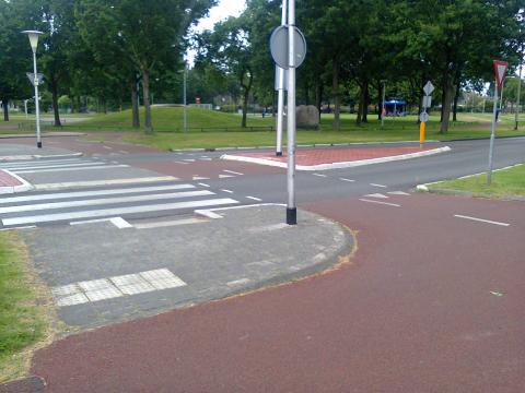 Central refuge on cycle crossing