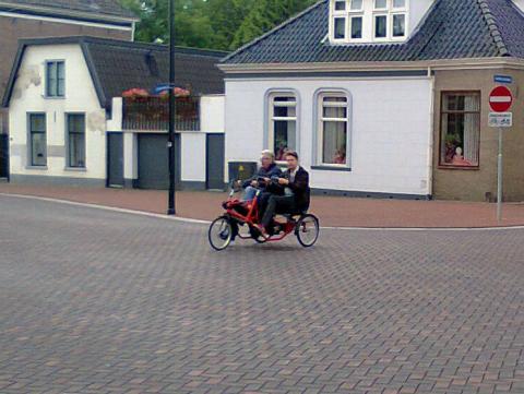 Duo bike (side-by-side tandem)