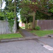 Path Between Jervoise Drive and Wynds Point
