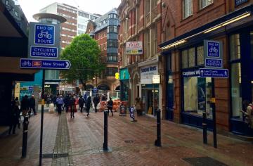 Dismount and walk signs on Cherry Street